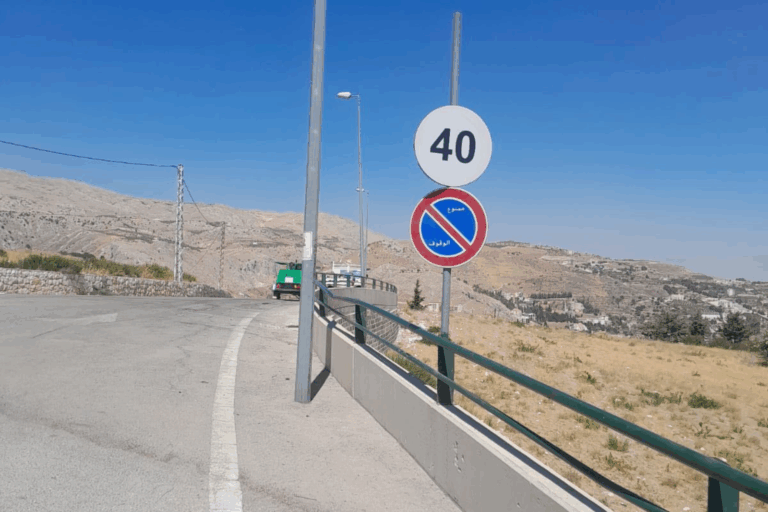 بلدية زحلة تركّب إشارات مرورية جديدة في نقاط مدروسة